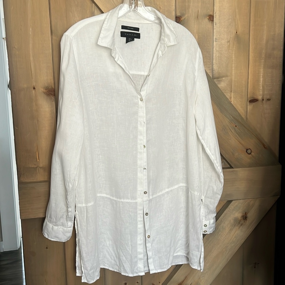 Tahari 💯 linen long white button down shirt. Size small.